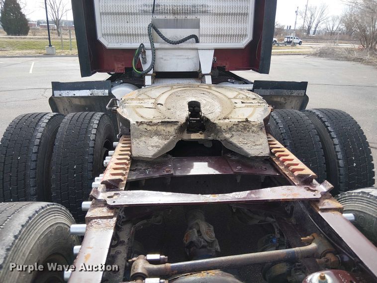 image for item OJ9947 2015 Peterbilt 579 semi truck