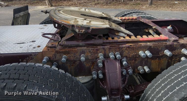 image for item OJ9947 2015 Peterbilt 579 semi truck