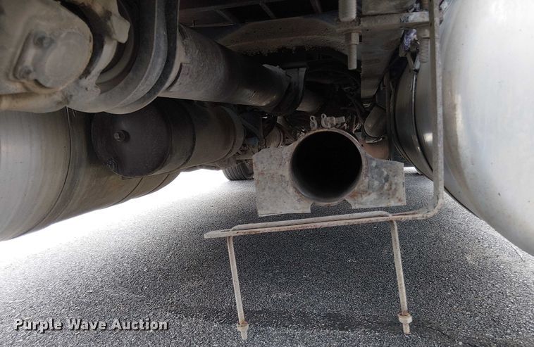 image for item OJ9947 2015 Peterbilt 579 semi truck