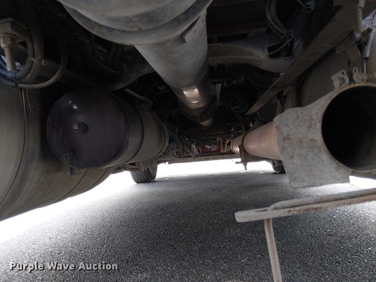 image for item OJ9947 2015 Peterbilt 579 semi truck