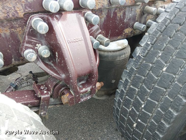 image for item OJ9947 2015 Peterbilt 579 semi truck