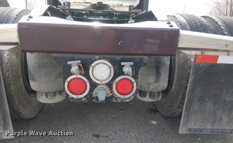 image for item OJ9947 2015 Peterbilt 579 semi truck