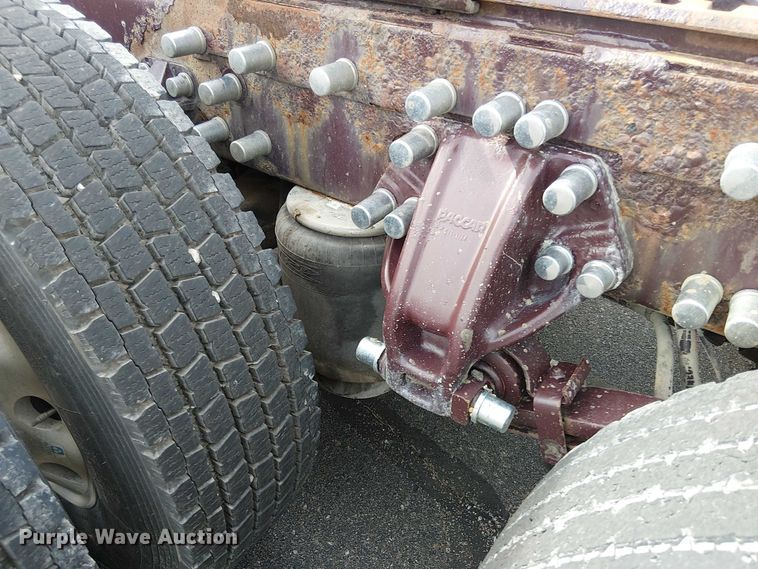 image for item OJ9947 2015 Peterbilt 579 semi truck