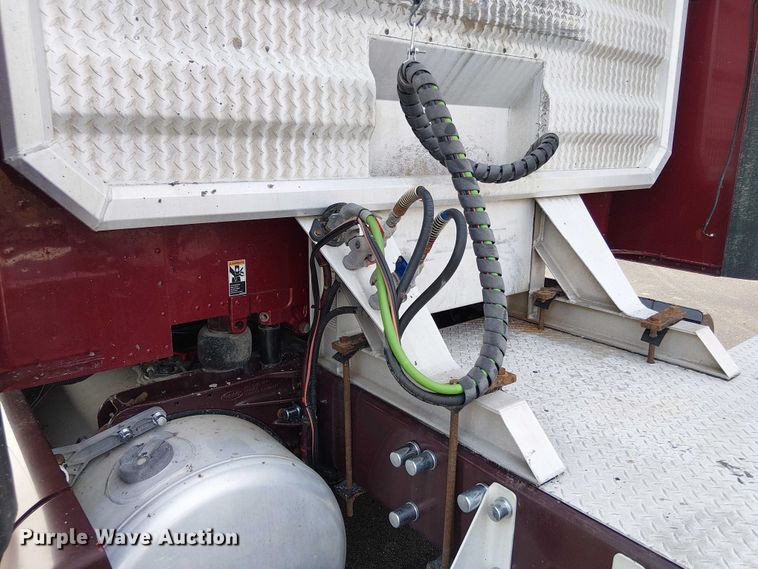 image for item OJ9947 2015 Peterbilt 579 semi truck