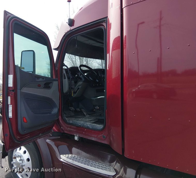 image for item OJ9947 2015 Peterbilt 579 semi truck