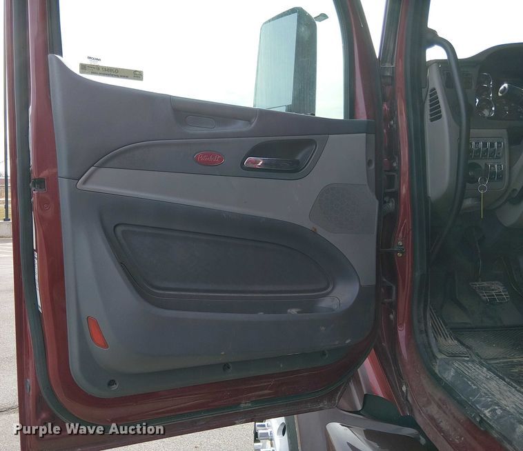 image for item OJ9947 2015 Peterbilt 579 semi truck