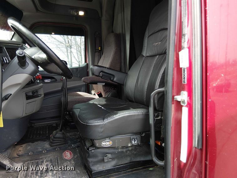 image for item OJ9947 2015 Peterbilt 579 semi truck