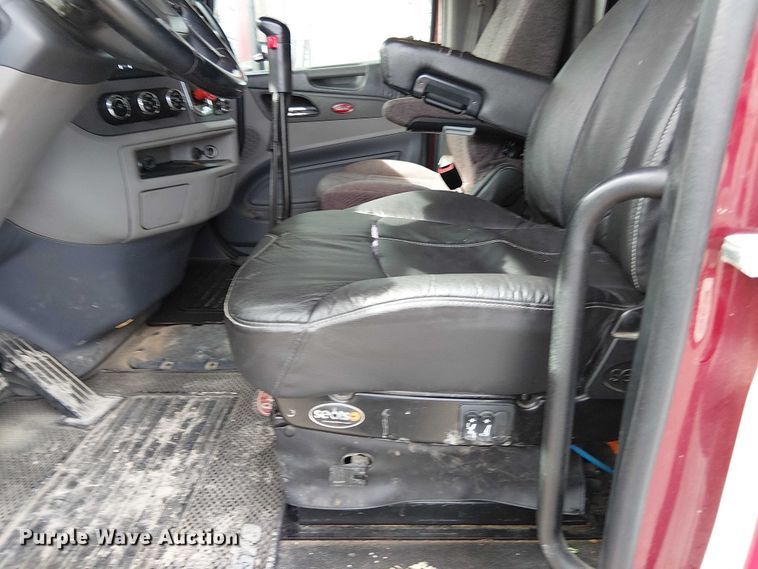 image for item OJ9947 2015 Peterbilt 579 semi truck