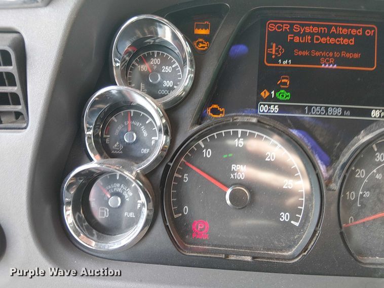 image for item OJ9947 2015 Peterbilt 579 semi truck