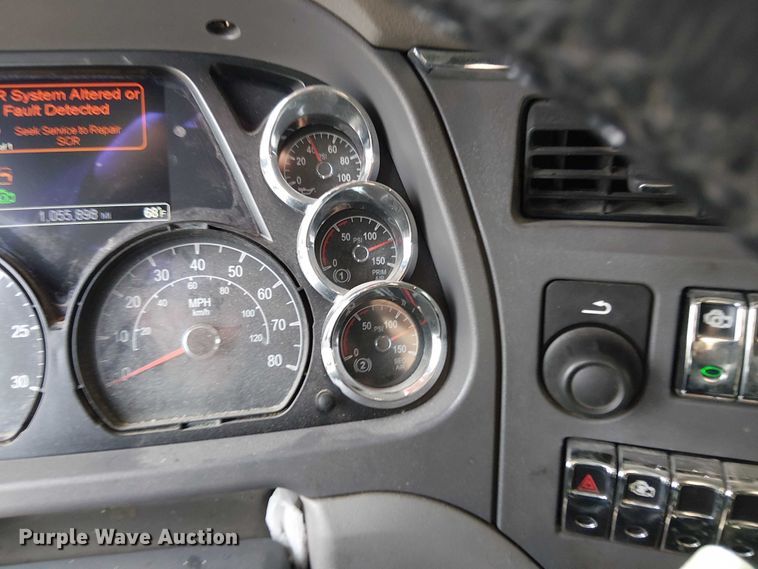 image for item OJ9947 2015 Peterbilt 579 semi truck