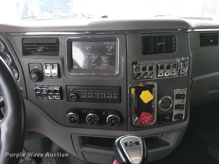 image for item OJ9947 2015 Peterbilt 579 semi truck