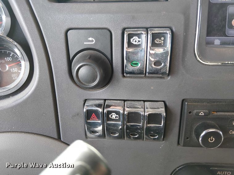 image for item OJ9947 2015 Peterbilt 579 semi truck