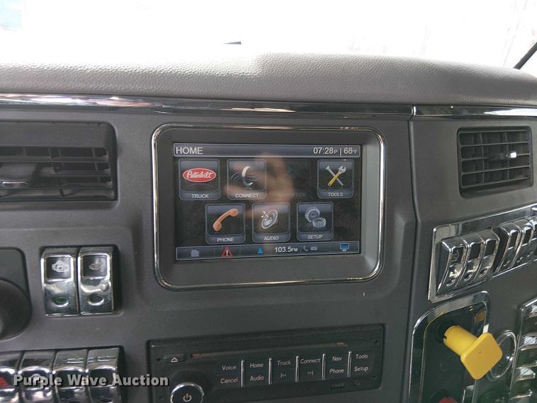 image for item OJ9947 2015 Peterbilt 579 semi truck