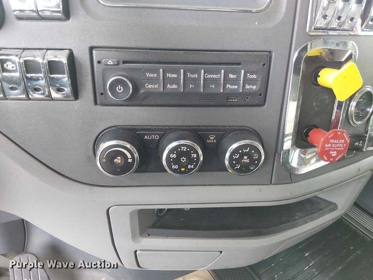 image for item OJ9947 2015 Peterbilt 579 semi truck