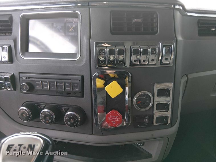 image for item OJ9947 2015 Peterbilt 579 semi truck