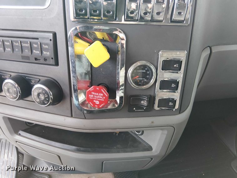 image for item OJ9947 2015 Peterbilt 579 semi truck