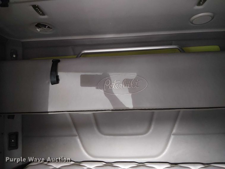 image for item OJ9947 2015 Peterbilt 579 semi truck