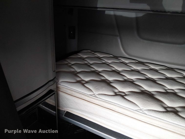 image for item OJ9947 2015 Peterbilt 579 semi truck