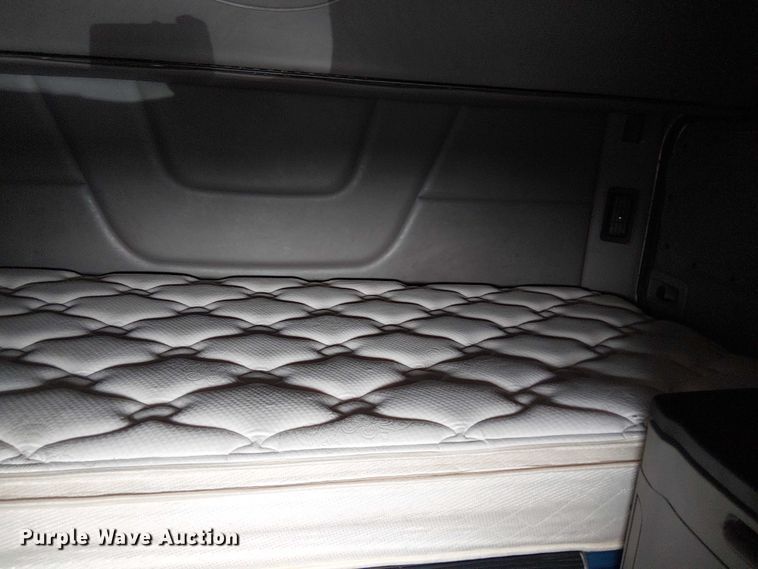 image for item OJ9947 2015 Peterbilt 579 semi truck