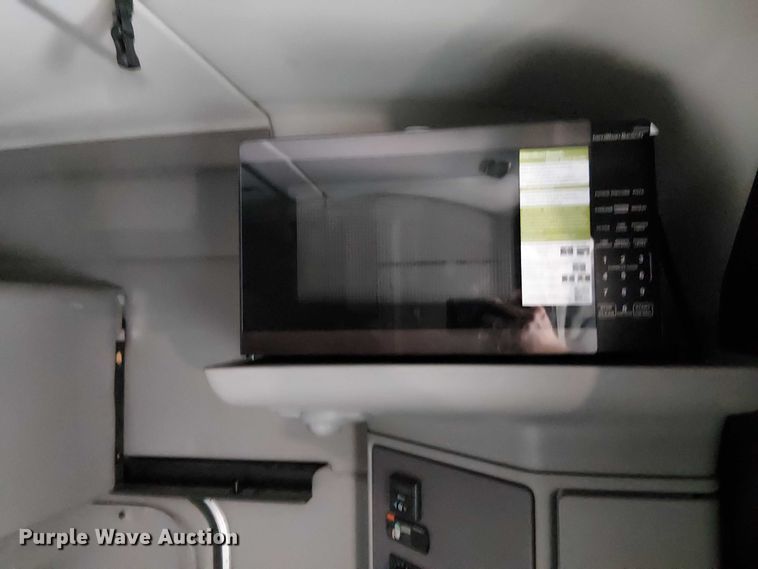 image for item OJ9947 2015 Peterbilt 579 semi truck