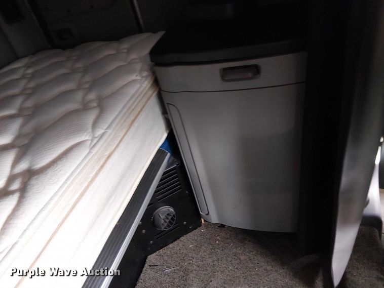 image for item OJ9947 2015 Peterbilt 579 semi truck