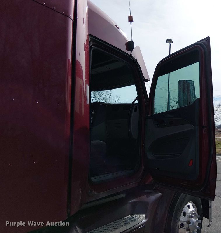 image for item OJ9947 2015 Peterbilt 579 semi truck
