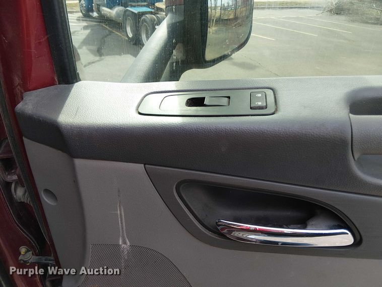 image for item OJ9947 2015 Peterbilt 579 semi truck