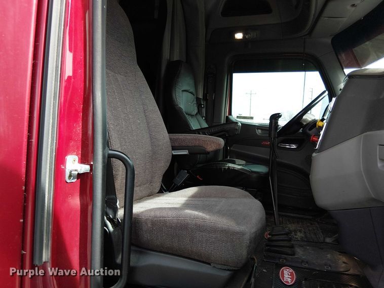 image for item OJ9947 2015 Peterbilt 579 semi truck