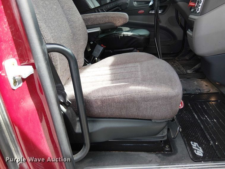 image for item OJ9947 2015 Peterbilt 579 semi truck