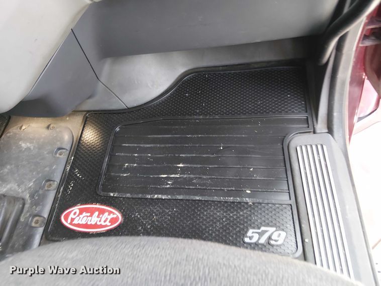 image for item OJ9947 2015 Peterbilt 579 semi truck