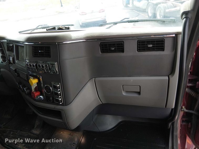 image for item OJ9947 2015 Peterbilt 579 semi truck