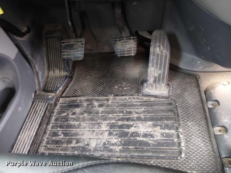 image for item OJ9947 2015 Peterbilt 579 semi truck