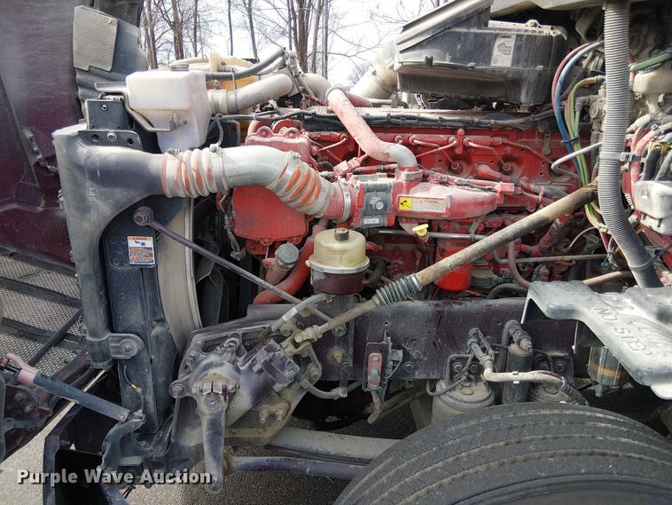 image for item OJ9947 2015 Peterbilt 579 semi truck