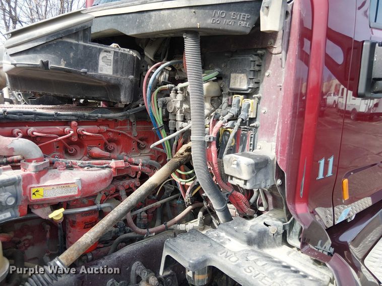 image for item OJ9947 2015 Peterbilt 579 semi truck