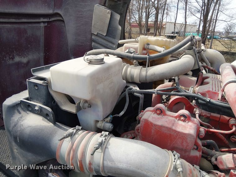 image for item OJ9947 2015 Peterbilt 579 semi truck