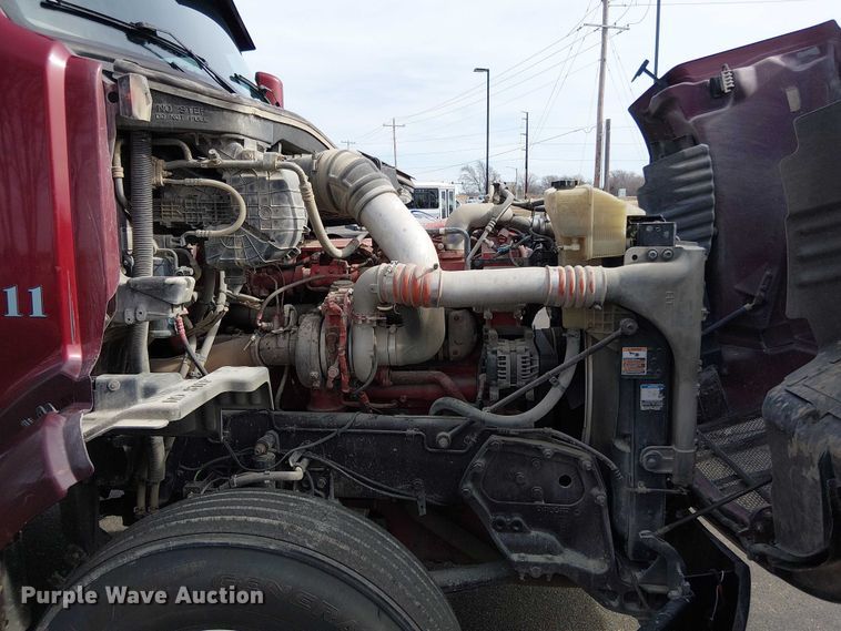 image for item OJ9947 2015 Peterbilt 579 semi truck