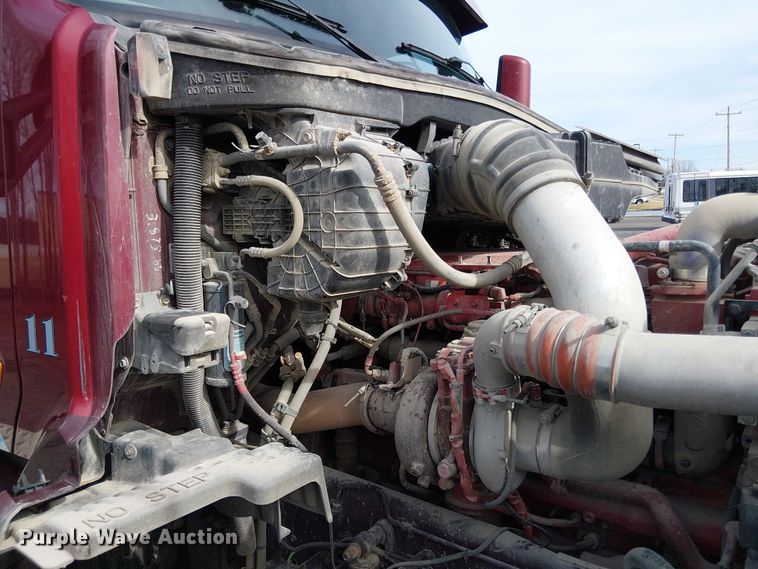 image for item OJ9947 2015 Peterbilt 579 semi truck