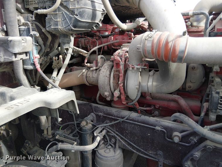 image for item OJ9947 2015 Peterbilt 579 semi truck