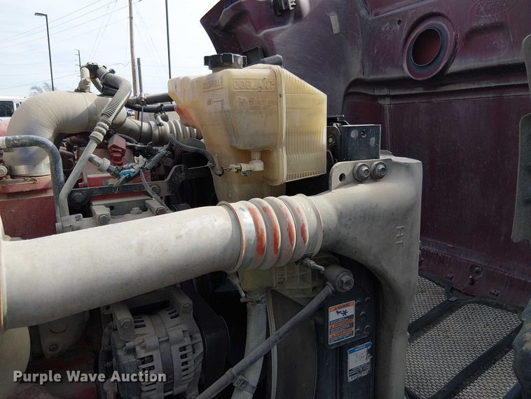 image for item OJ9947 2015 Peterbilt 579 semi truck