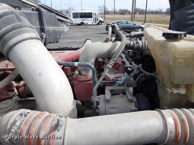 image for item OJ9947 2015 Peterbilt 579 semi truck