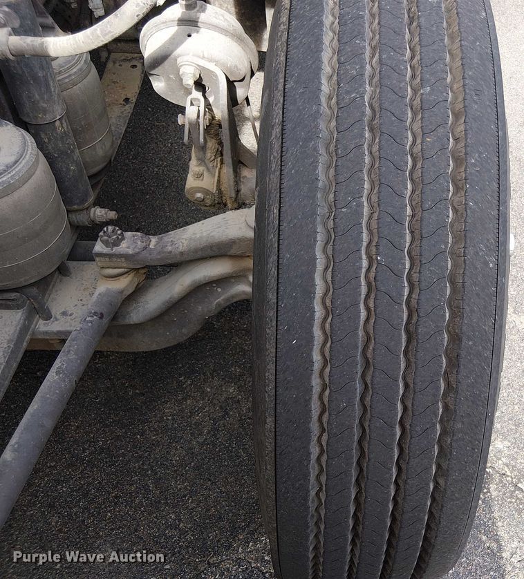 image for item OJ9947 2015 Peterbilt 579 semi truck