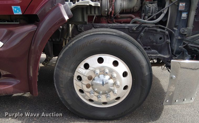 image for item OJ9947 2015 Peterbilt 579 semi truck