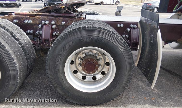 image for item OJ9947 2015 Peterbilt 579 semi truck