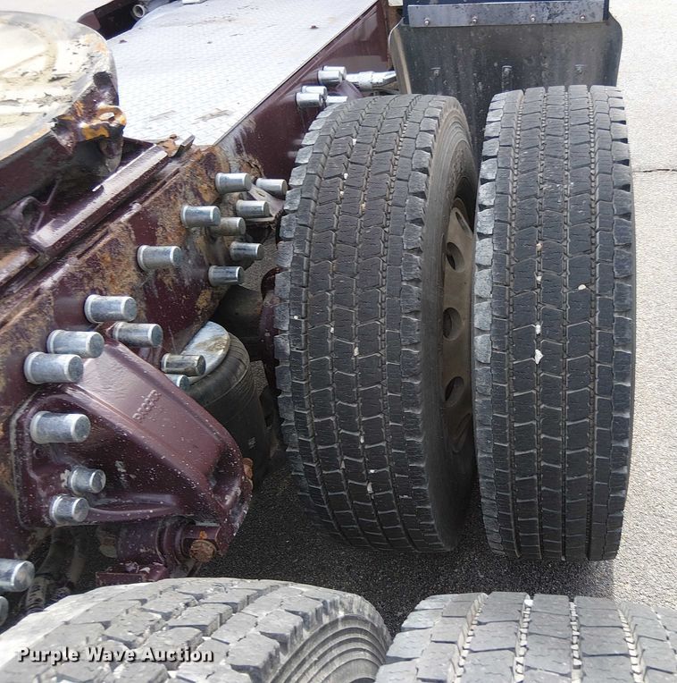 image for item OJ9947 2015 Peterbilt 579 semi truck