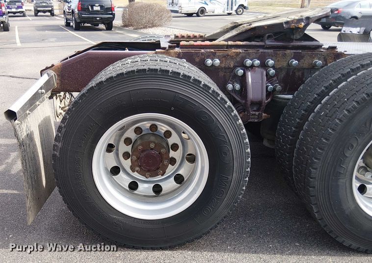 image for item OJ9947 2015 Peterbilt 579 semi truck