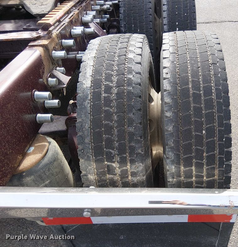 image for item OJ9947 2015 Peterbilt 579 semi truck