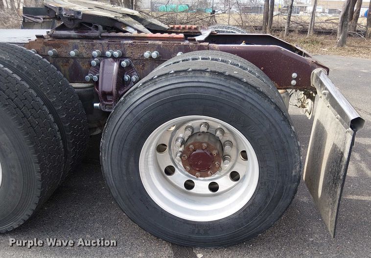 image for item OJ9947 2015 Peterbilt 579 semi truck