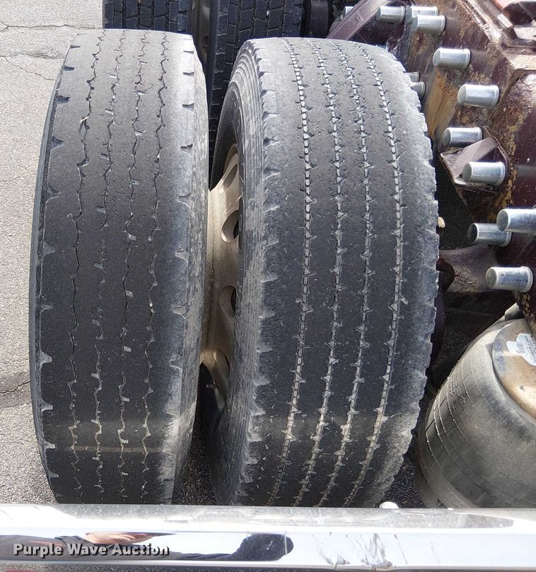 image for item OJ9947 2015 Peterbilt 579 semi truck