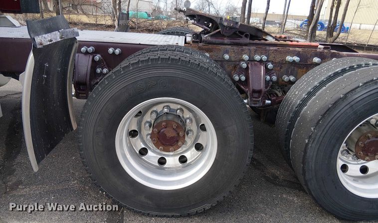 image for item OJ9947 2015 Peterbilt 579 semi truck