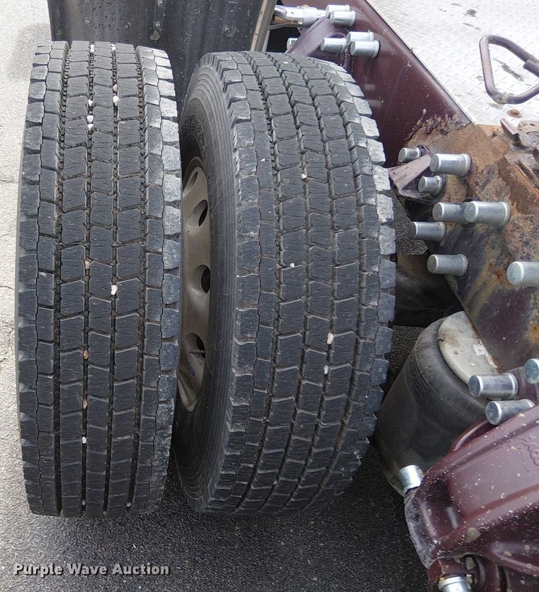 image for item OJ9947 2015 Peterbilt 579 semi truck